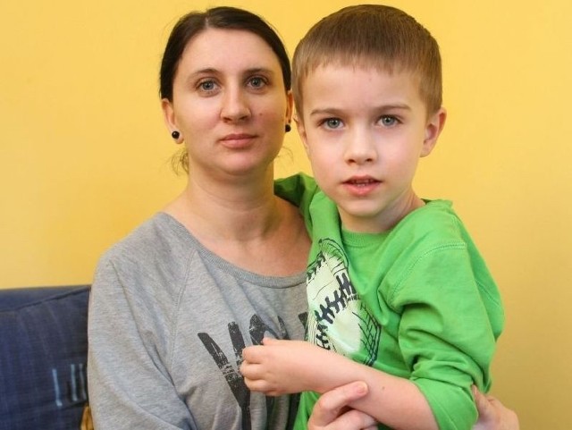 Mikołaja odwiedziliśmy pod koniec lutego, niespełna miesiąc przed operacją bezwładnej lewej rączki. Już wtedy on i jego mama Beata wiedzieli, że za chwilę dojdzie do wielkiej, pozytywnej zmiany w ich życiu.
