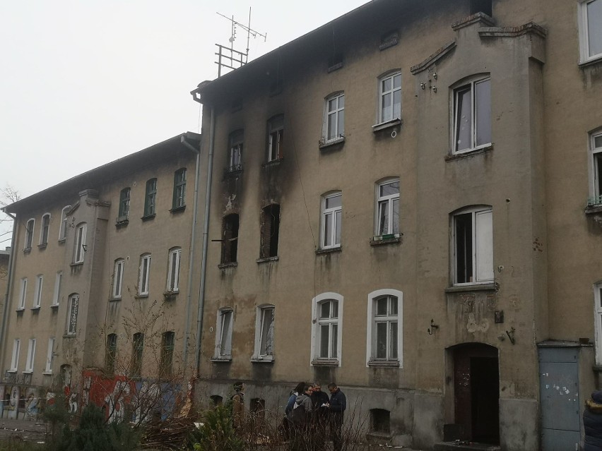 Nocny pożar w Częstochowie: ewakuowano 22 osoby, 7 jest...