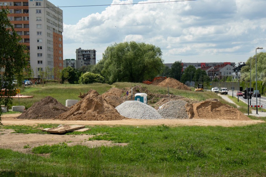 Kraków. Wielkie hałdy ziemi przy pętli. Budowa tramwaju do Mistrzejowic od drugiej strony