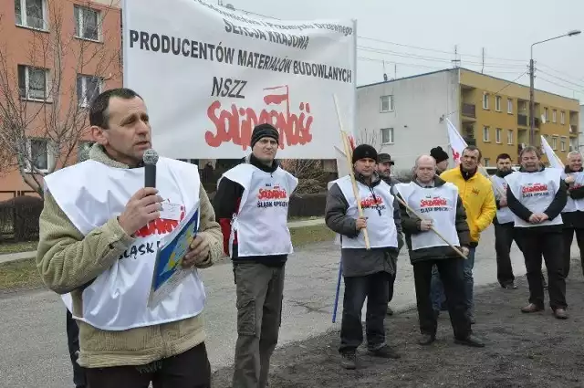 Prawie stu związkowców z Solidarności pikietowało dzisiaj pod fabryką Cerpol w Kozłowicach. Protestowali przeciwko zwolnieniom pracowników bez odpraw.