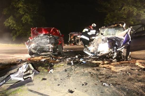 W wypadku  uczestniczyły trzy samochody i traktor. Wypadek miał miejsce kilkanaście minut po godzinie 20. Od strony centrum Łasku w kierunku Pabianic oplem jechały z dużą prędkością dwie osoby.