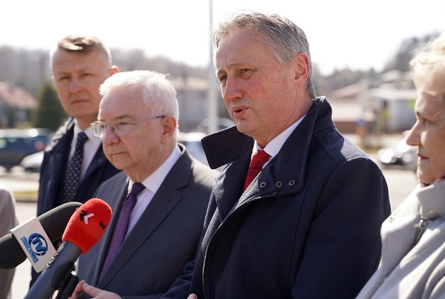 O rządowych pieniądzach przekazywanych na samorządowe drogi w powiecie starachowickim mówił wojewoda Zbigniew Koniusz podczas spotkania w Mircu.