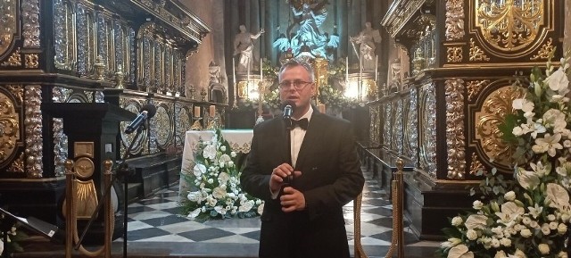 Michał Steciak podczas swojego  sierpniowego występu na finałowym koncercie 29. Międzynarodowego Festiwalu Muzyki Organowej i Kameralnej w Jędrzejowie. Teraz zaśpiewa w Sędziszowie