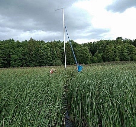 Żeglarzy z Suwałk zaskoczyły trudne warunki atmosferyczne. Silny podmuch wiatru wpędził ich łódź w głąb trzcin na odległości około 20 metrów. Nastolatkowie nie byli w stanie sami z nich wypłynąć.