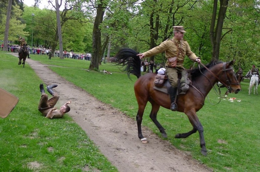 Zwierzyniec. Pokaz kawalerii. Ułani na koniach ścinali arbuzy i porywali pannę młodą (zdjęcia, wideo)