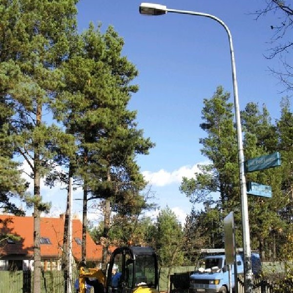 Pierwsze lampy oświetlą dojlidzkie ulice jeszcze przed 11 listopada. Na razie montowane są słupy.