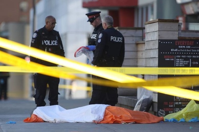 Zamach w Toronto 2018: Furgonetka wjechała w przechodniów. Zginęło 10 osób [WIDEO Z ZAMACHU + ZDJĘCIA]
