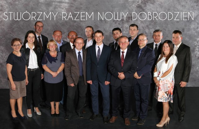 Przewrót w Dobrodzieniu - burmistrzem został Andrzej Jasiński (na zdjęciu w środku), który do rady miejskiej wprowadził aż 13 radnych ze swojego komitetu Nowy Dobrodzień.