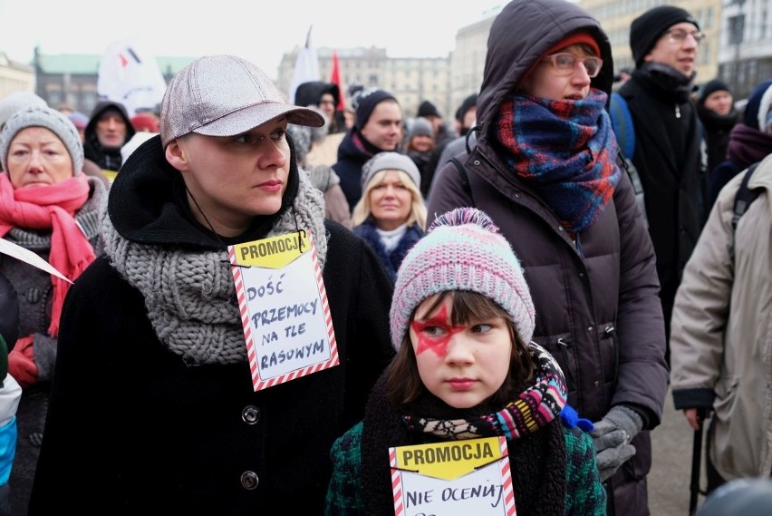 Przy kilkustopniowym mrozie demonstrowało około 300 osób