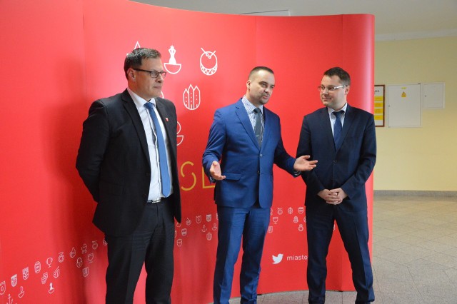 Konferencja prasowa w Nysie, od lewej Kordian Kolbiarz, burmistrz Nysy, poseł Bartłomiej Stawiarski i Paweł Stępkowski.