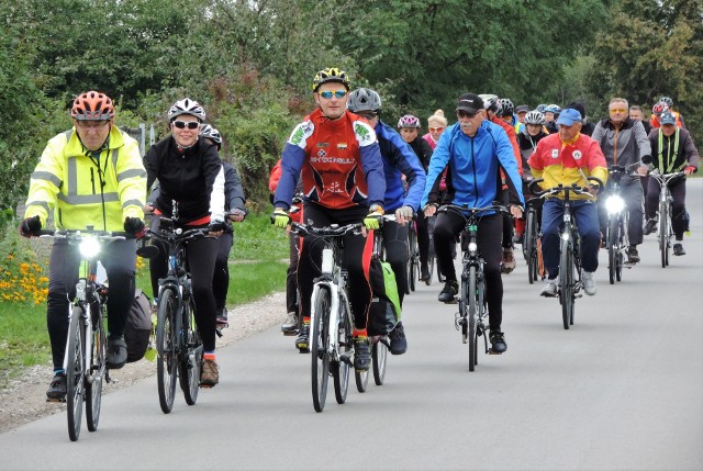 Nadgoplański Park Tysiąclecia w Kruszwicy zaprosił turystów rowerowych do udziału w dorocznym Rajdzie Promienistym Gęsi Gęgawy. Z zaproszenia skorzystali cykliści z Kruszwicy, Inowrocławia, Osięcin, Konina i Pobiedzisk. Wyruszyli z różnych miejsc, by spotkać się w w Ośrodku Edukacji Ekologicznej NPT "Rysiówka" na półwyspie Potrzymiech. Na rowerzystów czekała tam wspaniała gorąca grochówka, było też ognisko i pieczone kiełbaski. Cykliści wzięli też udział w konkursie wiedzy o NPT i gęsi gęgawie. Najlepiej spisał się  zespół "Stalowych Cyklistów z Konina. Drugie miejsce wywalczyli przedstawiciele Kruszwickiej Grupy Rowerowej, a trzecie "Herosów" z Osięcin. Nagrody najlepszym ekipom wręczył Andrzej Sieradzki, dyrektor NPT.