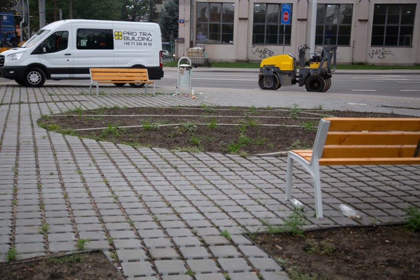 Skwer Adama Wójcika prawie gotowy. W sieci zawrzało. "Czy we Wrocławiu nawet skwer musi być betonowy?"  [ZDJĘCIA]