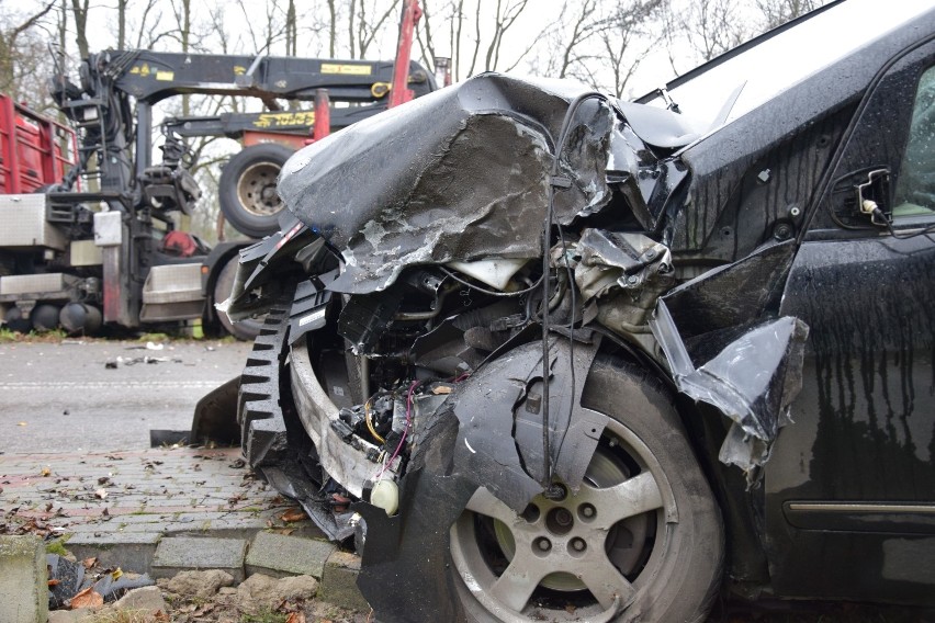 Łódzkie. Zderzenie samochodu osobowego z ciężarówką. Są ranni Wypadek w Siemkowicach. Wypadek w powiecie pajęczańskim ZDJĘCIA