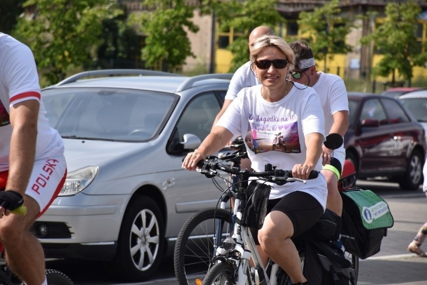 Na rowery wsiadł tata Jagódki, dziadek oraz rodzina, znajomi...