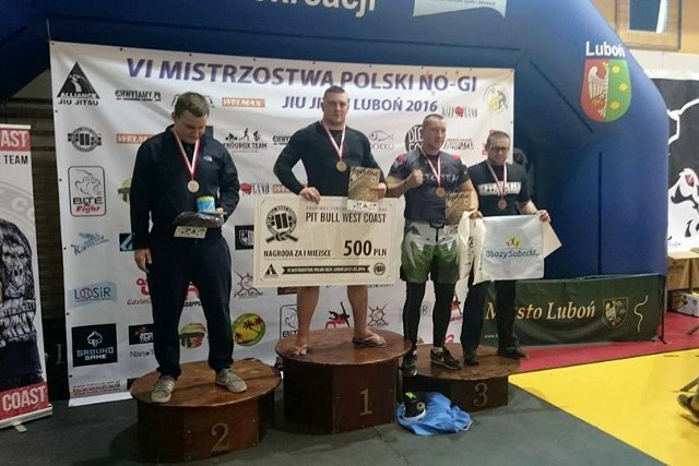 Na najwyższym stopniu podium Dawid Krawczyk, zawodnik Gracie Barra Rzeszów.