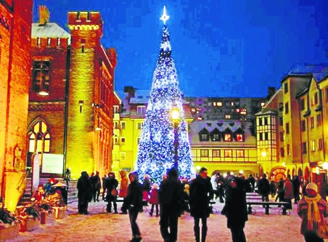 6 grudnia na placu Ratuszowym zostanie rozświetlona miejska choinka. Tak wyglądała choinka z 2016 roku 