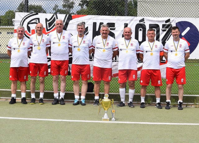 Drużyna Walking Futbol ŁKSŁódź z pucharem za wygranie turnieju w stolicy Niemiec