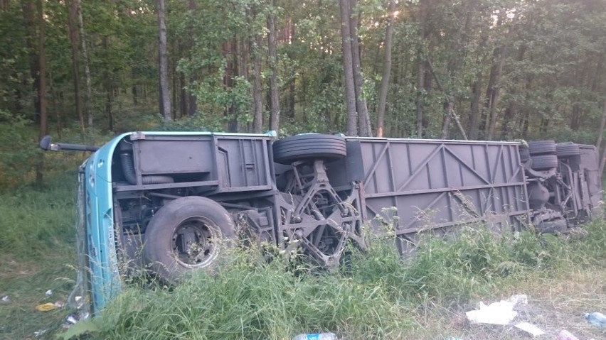 Wypadek w Romanowie. Autokar z dziećmi z Piekar wpadł do...