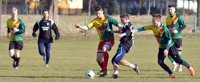 Zawodnicy Sokoła Kolbuszowa Dolna (nz. z piłką Damian Parys) mogli zagrać z Wisłokiem Wiśniowa na naturalnej nawierzchni, czyli na swoim bocznym boisku