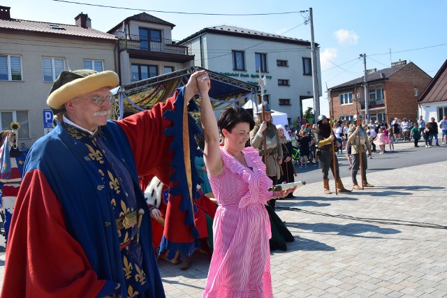 Akt lokacji miasta Koprzywnicy został przekazany przez kasztelana sandomierskiego Karola Burego na ręce burmistrz Aleksandry Klubińskiej