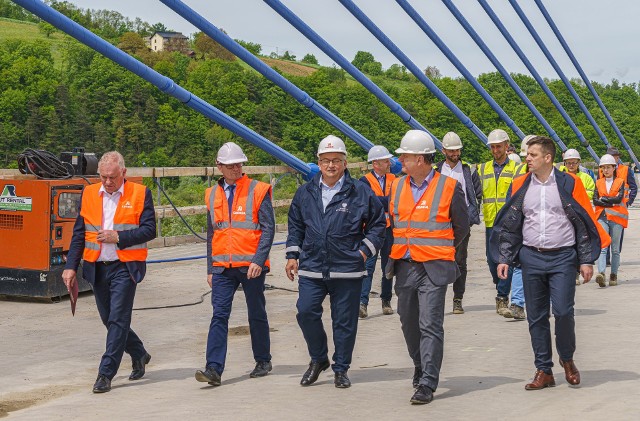 Minister Adamczyk podkreśla, że most w Kurowie to trzecia tego typu konstrukcja w Polsce