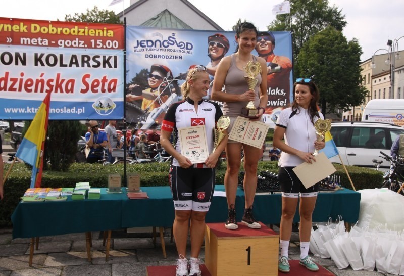 Podium wśród kobiet:...