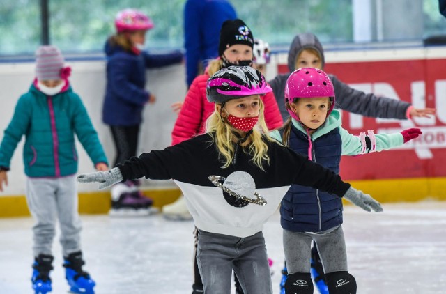 Sobota (10.10.) była dniem otwartym na lodowisku Torbyd. W ramach programu „Chodź na łyżwy". Dzieci w wieku szkolnym, jak i młodsze mogły nauczyć się jeździć na łyżwach pod okiem instruktorów z bydgoskiego klubu Ice'n'roll.