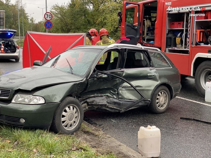 Śmiertelny wypadek w Jaworznie. Na DK79 zderzyły się audi i...