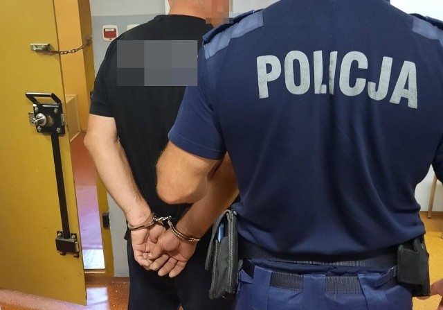 51-latek z gminy Świerczów został przesłuchany i usłyszał dwa zarzuty: kierowania gróźb karalnych wobec żony oraz nielegalnego posiadania broni palnej i amunicji.