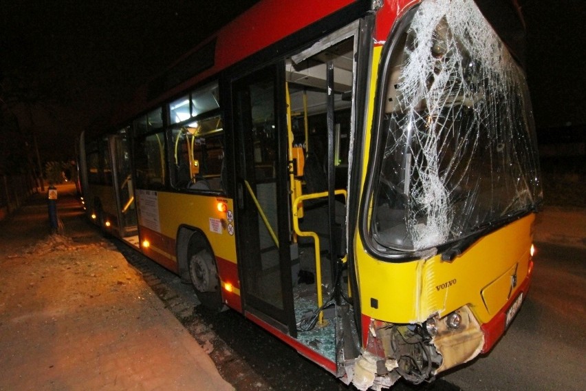 Wrocław: Autobus MPK uderzył w latarnię. Kierowca właśnie rozpoczął pracę (ZDJĘCIA)