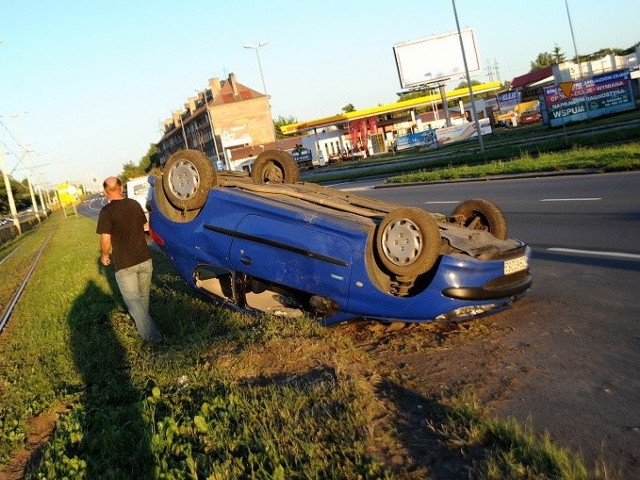 Peugot dachował i przeleciał przez tory.