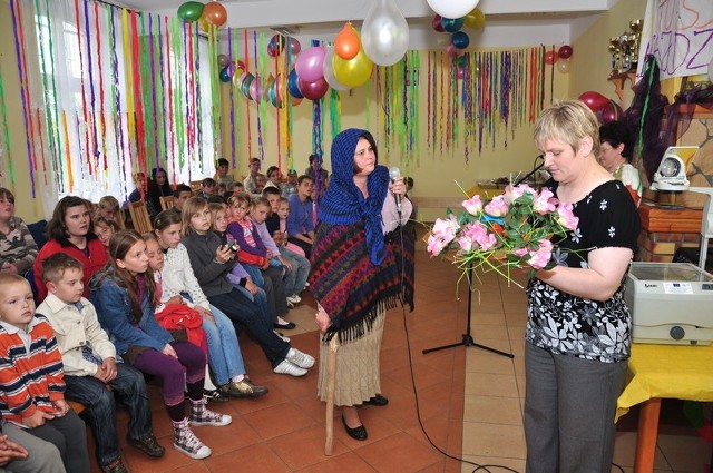 Mamy zaskoczyły milusińskich, którzy z zaciekawieniem oglądały ich popisy na scenie