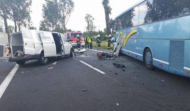 Tragiczne zderzenie autokaru z busem! Jedna osoba nie żyje, dzieci trafiły do szpitala [zdjęcia]