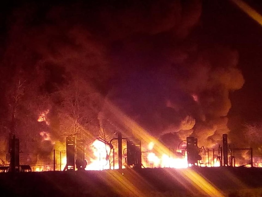 Pożar w Trzebieży. Spłonęły pomosty, które były atrakcją miejscowości [ZDJĘCIA]