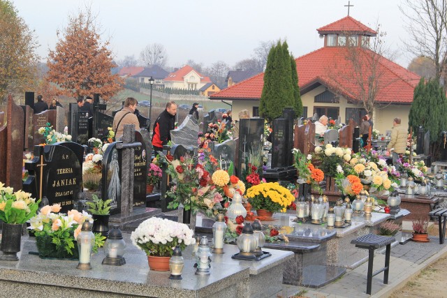 Zdaniem mieszkańców, ceny pogrzebu na brzezińskim cmentarzu są zaporowe. Więcej na kolejnych zdjęciach