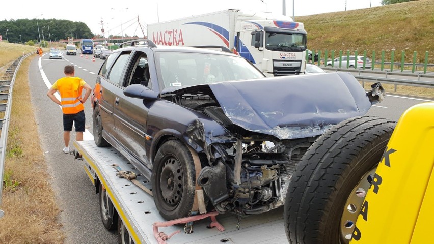 Opel zderzył się z ciężarówką na autostradzie A4 w rejonie Góry św. Anny 