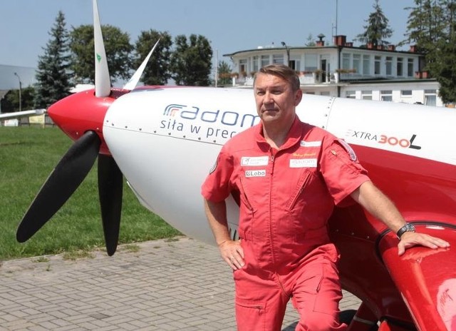 Robert Kowalik przed samolotem Extra 300 L, na którym lata też i uczy się na pilota akrobatę Rafał Brzozowski.