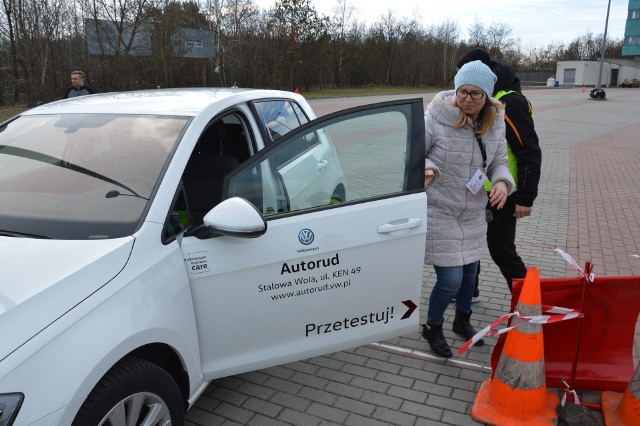 Kolejna pani zaliczyła test z konkursowej jazdy autem po torze z pachołkami na parkingu katolickiej uczelni