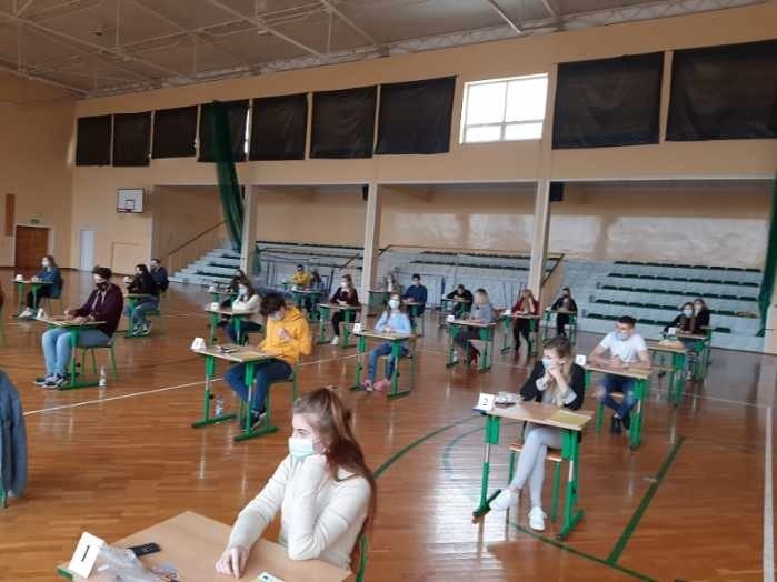 Próbna matura 2021 z matematyki. Uczniowie liceum w Małogoszczu pisali egzamin w hali sportowej [ZDJĘCIA]