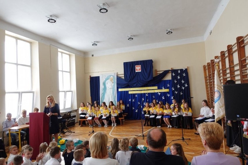 W Odrzywole obchodzono dzień patrona oraz Dzień Edukacji Narodowej w Publicznej Szkole Podstawowej imienia Jana Pawła II