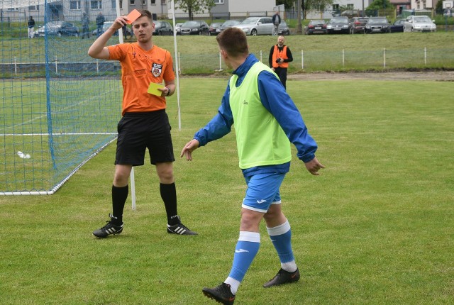 W meczu ligi okręgowej, Orzeł Wierzbica zremisował 2:2 na własnym boisku z Szydłowianką Szydłowiec.Orzeł - Szydłowianka 2:2 (1:1)Bramki: Maciej Szczepanik 9 z karnego, Szczepanik 85 z karnego - Bartosz Kozicki 25, 65 z karnego.Orzeł: Przytuła - Rogala, Kosela, Duryzński, Jaworski, Woźniak, Więcaszek, P. Ankurowski, Jarząbek, B. Ankurowski, Szczepanik oraz Minda, Zawisza.  Szydłowianka:  Sitek - Nowek, Zieliński, Rak, Glibowski, Kozicki, Pakholok, Bartosik, Czarnecki, Duda, Sadza oraz Kobel.Już w 9 minucie, podopieczni trenera Rafała Stąpóra objęli prowadzenie. Dobrze prowadzący ten mecz arbiter główny podyktował rzut karny za faul. Pewnym wykonawcom okazał się Maciej Szczepanik. Długo gospodarze nie cieszyli z prowadzenia. Bartosz Kozicki popisał się mocnym strzałem z 16 metrów i piłka wylądowała w siatce. Po zmianie stron podopieczni trenera Marcina Kośmickiego, piłkarze Szydłowianki objęli prowadzenie. W polu karnym faulowany był Bartosz Kozicki i sam poszkodowany wykorzystał jedenastkę. W 78 minucie Kacper Rak został ukarany czerwoną kartką (dwie żółte) za faul. W 85 minucie zagotowało się w pod bramką Szydłowianki. Najpierw arbiter podyktował rzut karny dla Orła za faul na Przemysławie Rogali. Bardzo głośno za bramką Orła zachowywali się gracze rezerwowi Szydłowianki, najbardziej Dawid Pawelec (NA ZDJĘCIU) i dwa razy ujrzał żółte kartki i w konsekwencji czerwoną. Po chwili po raz drugi do piłki ustawionej na jedenastym metrze podszedł Maciej Szczepanik i po raz drugi pokonał bramkarza gości. Za kilka chwil, piłka po strzale gracza Orła, Kamila Woźniaka przeleciała tuż obok słupka. Było sporo emocji, a mecz zakończył się remisem. W drugiej połowie Szydłowiankę z wysokości trybun dopingował Artur Ludew, burmistrz miasta i gminy Szydłowiec. ZOBACZ ZDJĘCIA Z MECZU>>>