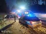 Zajma. Wypadek na DW 686 w kierunku Żedni. Czołowe zderzenie forda z audi. Trzy osoby trafiły do szpitala [ZDJĘCIA]