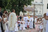 Boże Ciało W Jedlińsku. W procesji wierni tłumnie ruszyli za Najświętszym Sakramentem ulicami do czterech ołtarzy. Zobacz zdjęcia