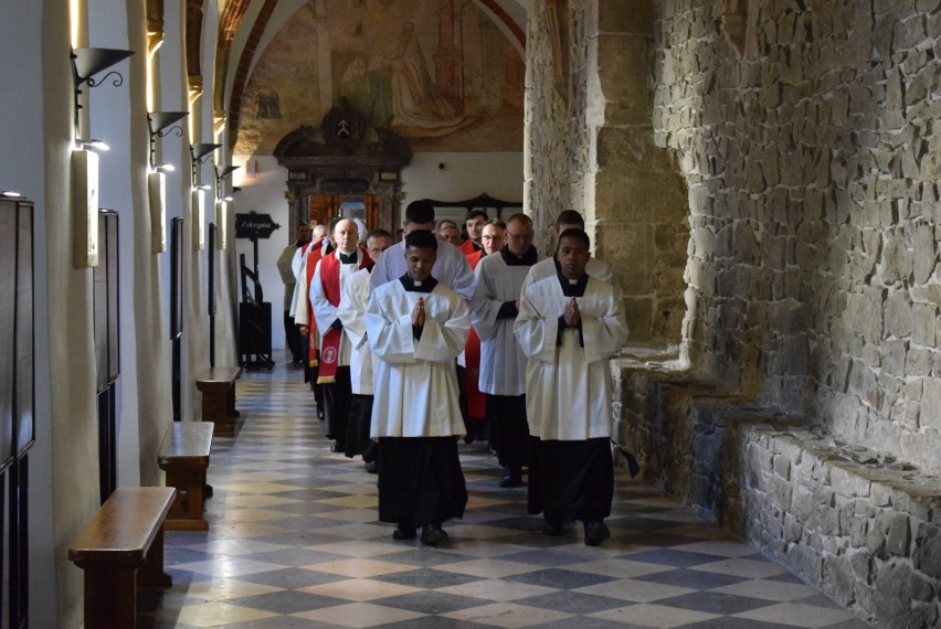 Liturgia Wielkiego Piątku w Sanktuarium Relikwii Drzewa Krzyża Świętego na Świętym Krzyżu. Przewodniczył jej biskup Krzysztof Nitkiewicz 