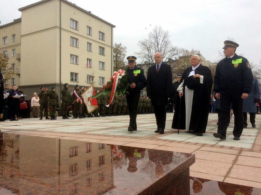 Kwiaty z okazji Święta Niepodległości złożono przy pomniku...