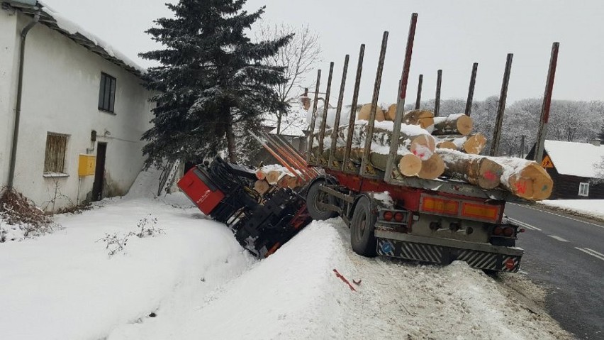 Ciężarówka zderzyła się z nissanem. Zablokowany pas od Jasła do Krosna 