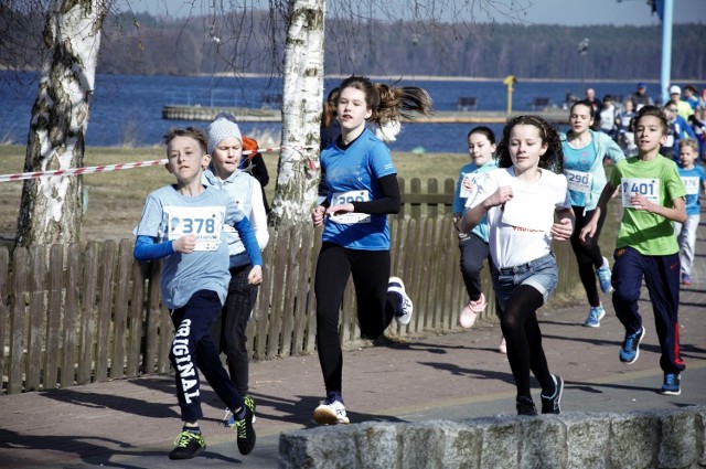 W niedzielę nad brzegiem Jeziora Charzykowskiego odbył się II Bieg Razem dla Autyzmu. W sportowych zawodach wzięło udział około 400 osób. Organizatorzy, czyli dyrekcja i opiekunki Niepublicznego Przedszkola Integracyjnego Skrzaty, prócz sportowej imprezy przygotowały także szereg innych atrakcji.Dzieci i ich rodziny skorzystały również z aerobikowej rozgrzewki i fotografowały się z Iron Manem. Dały ponieść się także twórczej fantazji w namiocie chojnickiej Malowni. Ważnym punktem spotkania był również quiz wiedzy o autyzmie oraz przejażdżka rajdowymi samochodami.