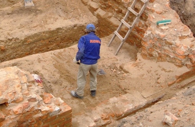 Mury znajdują się ponad 5 metrów poniżej poziomu ziemi. Odkrycie stanowi  nie lada gratkę dla archeologów, ale mieszkańców Kędzierzyna-Koźla tylko denerwuje.