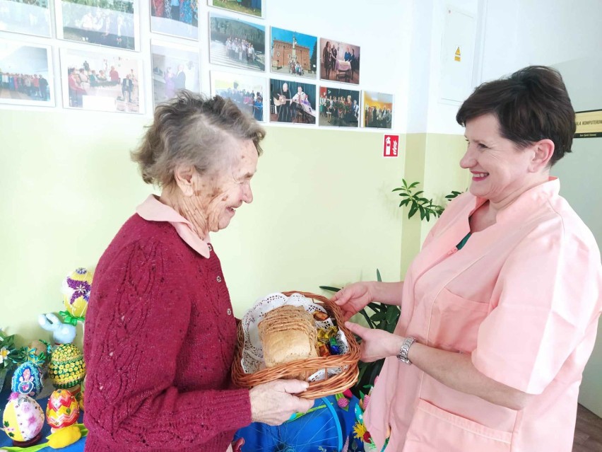 W "Dniu Dobra" seniorzy z Maziarni upiekli chleby i częstowali nim napotkane osoby. Był też czas na poprawę kondycji. Zobaczcie zdjęcia