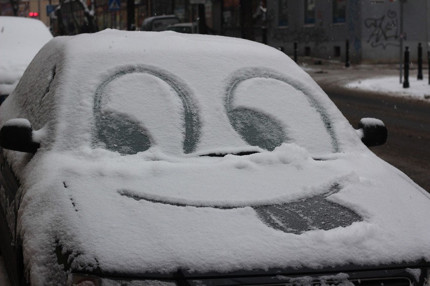 Zima w Lublinie. Auto zaparkowane przy ul. Narutowicza